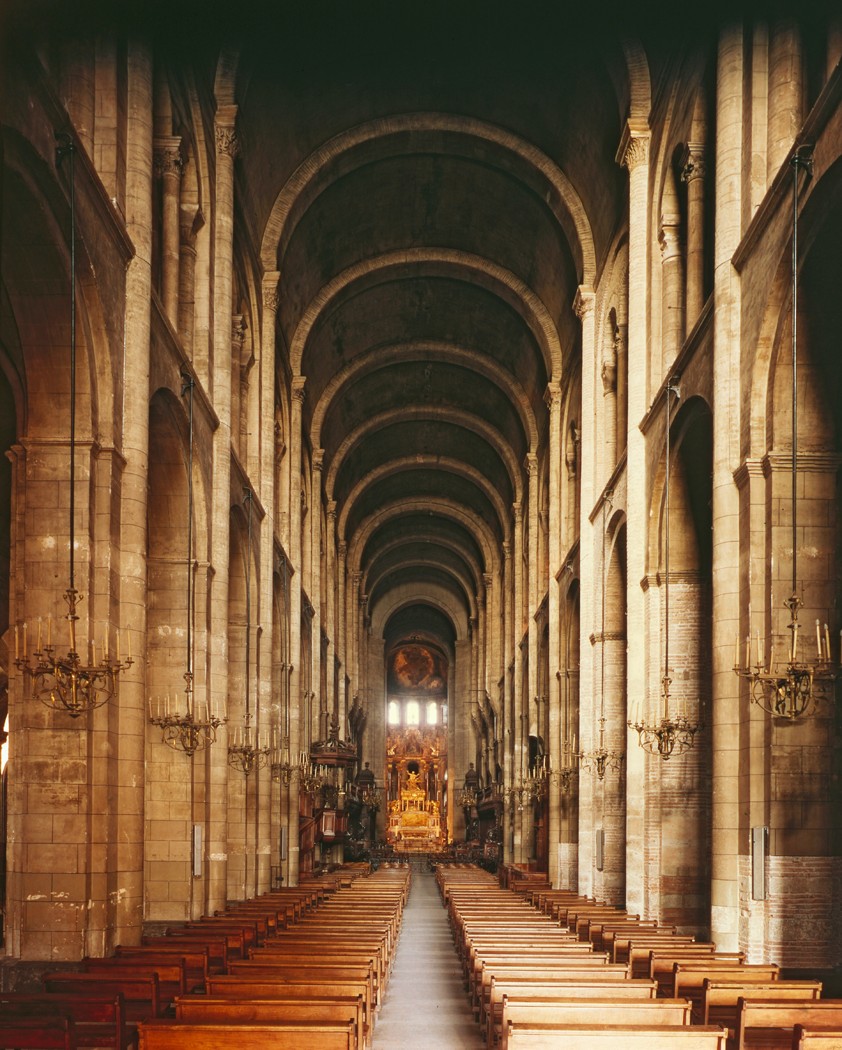 Figure 10-3: The nave or parishioner area of St. Sernin had to be large to accommo- date the endless stream of medieval pilgrims on their way to the shrine of St. James in Santiago de Compostela, Spain.